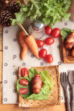 Lezzetli domuz yağında sarılı ızgara sosis.