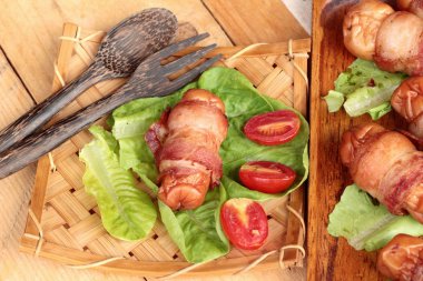 Lezzetli domuz yağında sarılı ızgara sosis.