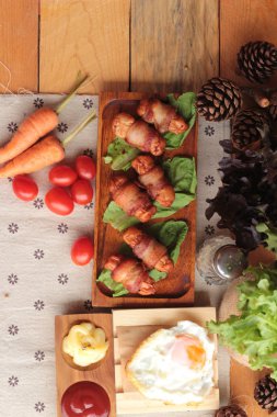 Lezzetli domuz yağında sarılı ızgara sosis.