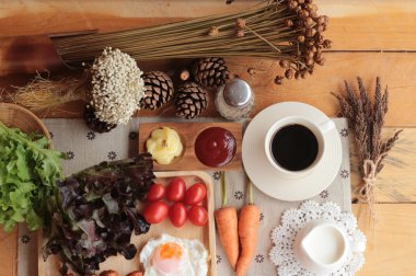 Lezzetli domuz yağında sarılı ızgara sosis.