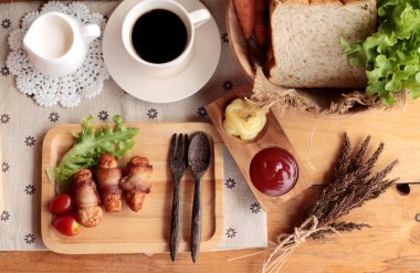 Lezzetli domuz yağında sarılı ızgara sosis.