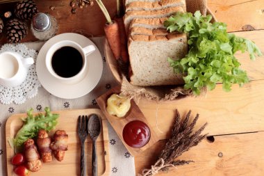 Lezzetli domuz yağında sarılı ızgara sosis.