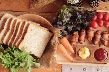 Lezzetli domuz yağında sarılı ızgara sosis.
