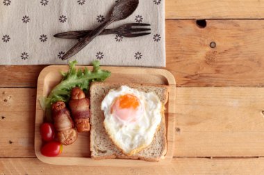 Lezzetli domuz yağında sarılı ızgara sosis.