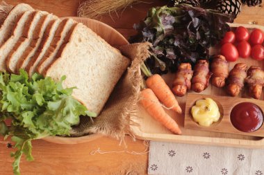 Lezzetli domuz yağında sarılı ızgara sosis.