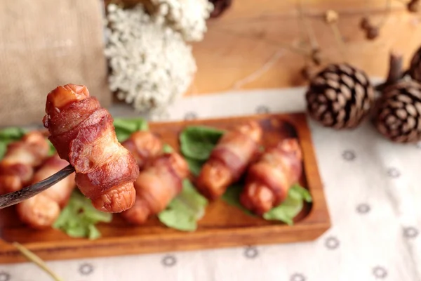 Grillade korvar inlindad i bacon fett av läckra. — Stockfoto