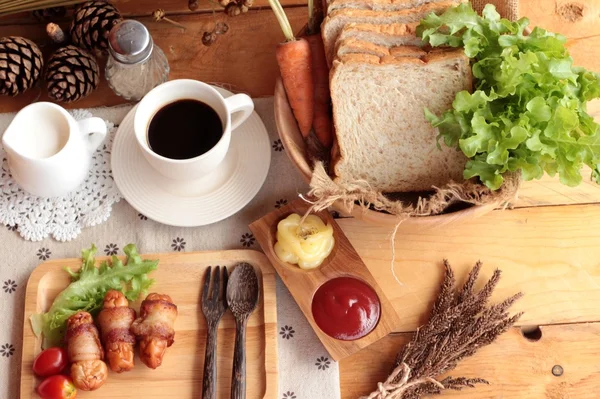 Grillade korvar inlindad i bacon fett av läckra. — Stockfoto