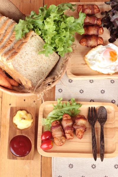 Embutidos a la parrilla envueltos en grasa de tocino de delicioso . — Foto de Stock