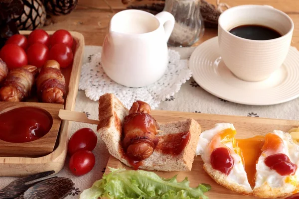 구운된 소시지의 맛 있는 베이컨 지방 질에 싸여. — 스톡 사진