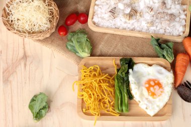 Domuz eti ve et suyunu - kızarmış şehriye Çin yemeği.