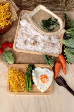 Domuz eti ve et suyunu - kızarmış şehriye Çin yemeği.