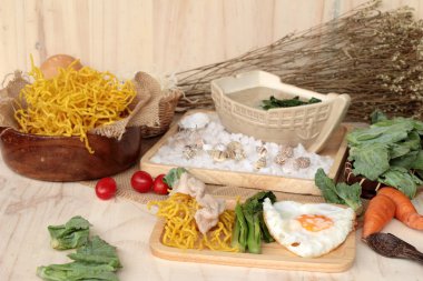 Domuz eti ve et suyunu - kızarmış şehriye Çin yemeği.