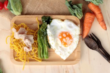 Domuz eti ve et suyunu - kızarmış şehriye Çin yemeği.