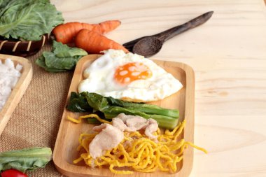 Domuz eti ve et suyunu - kızarmış şehriye Çin yemeği.