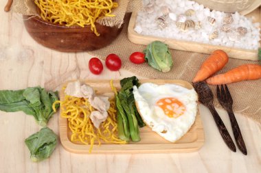 Domuz eti ve et suyunu - kızarmış şehriye Çin yemeği.