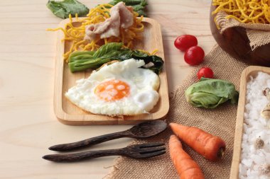 Domuz eti ve et suyunu - kızarmış şehriye Çin yemeği.