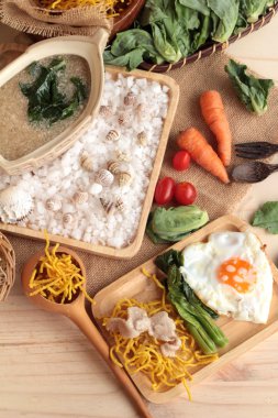 Domuz eti ve et suyunu - kızarmış şehriye Çin yemeği.