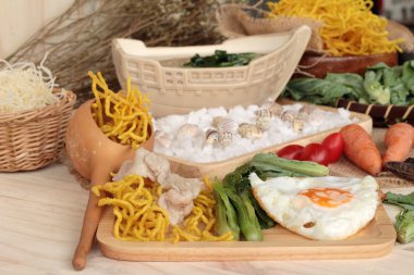 Domuz eti ve et suyunu - kızarmış şehriye Çin yemeği.