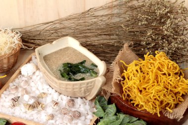 Domuz eti ve et suyunu - kızarmış şehriye Çin yemeği.