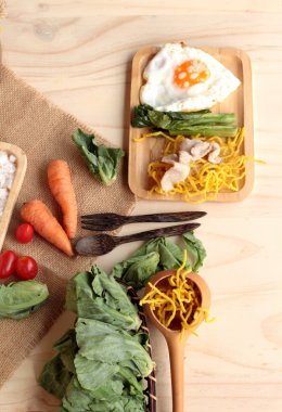 Domuz eti ve et suyunu - kızarmış şehriye Çin yemeği.