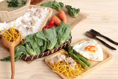 Domuz eti ve et suyunu - kızarmış şehriye Çin yemeği.