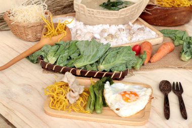 Domuz eti ve et suyunu - kızarmış şehriye Çin yemeği.