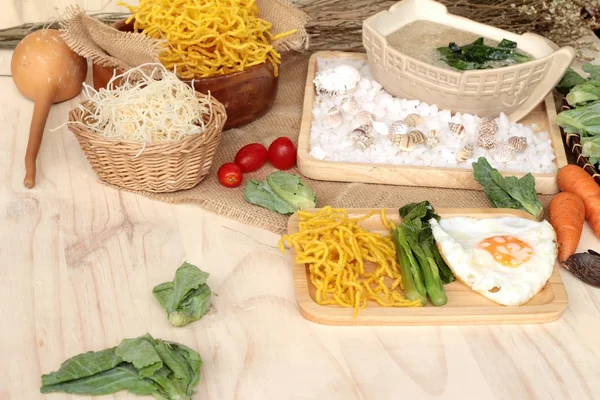 Macarrão frito de porco e molho - comida chinesa . — Fotografia de Stock