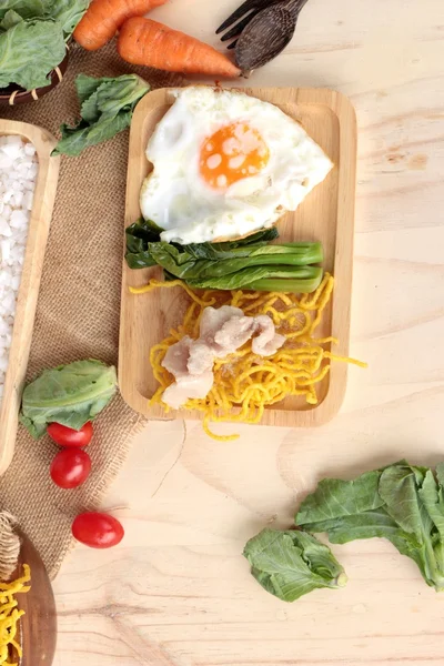 Fideos fritos de cerdo y salsa - comida china . — Foto de Stock