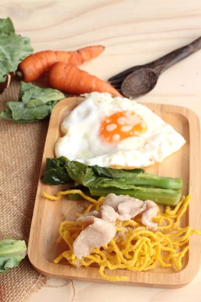 Fideos fritos de cerdo y salsa - comida china . — Foto de Stock