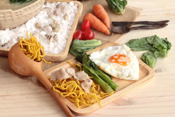 Macarrão frito de porco e molho - comida chinesa . — Fotografia de Stock