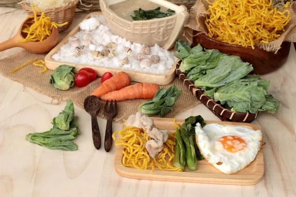 Fideos fritos de cerdo y salsa - comida china . — Foto de Stock