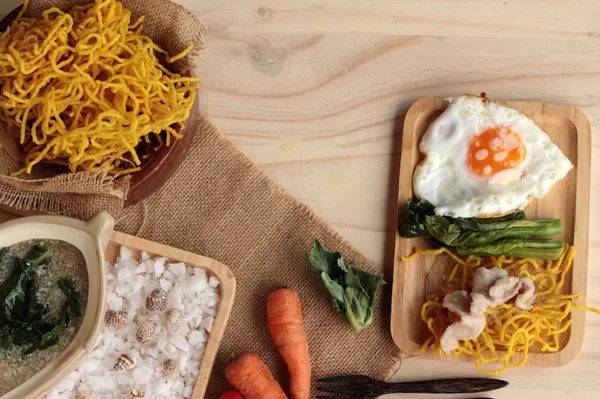 Fideos fritos de cerdo y salsa - comida china . — Foto de Stock