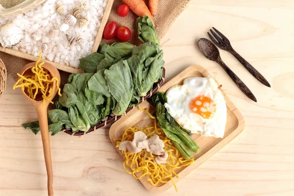 Fideos fritos de cerdo y salsa - comida china . — Foto de Stock