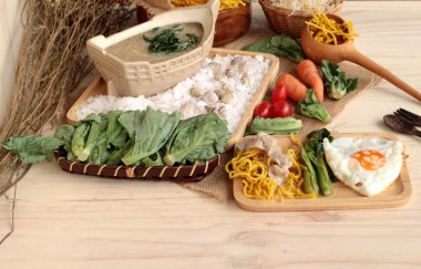 Domuz eti ve et suyunu - kızarmış şehriye Çin yemeği.