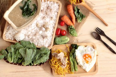 Domuz eti ve et suyunu - kızarmış şehriye Çin yemeği.