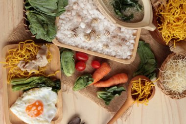 Domuz eti ve et suyunu - kızarmış şehriye Çin yemeği.