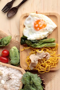 Domuz eti ve et suyunu - kızarmış şehriye Çin yemeği.