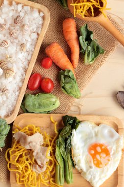 Domuz eti ve et suyunu - kızarmış şehriye Çin yemeği.