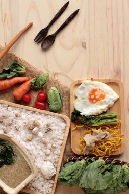 Domuz eti ve et suyunu - kızarmış şehriye Çin yemeği.