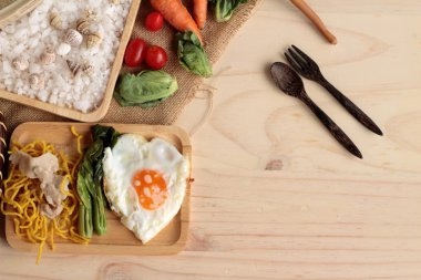 Domuz eti ve et suyunu - kızarmış şehriye Çin yemeği.