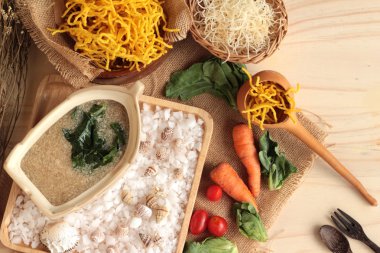 Domuz eti ve et suyunu - kızarmış şehriye Çin yemeği.