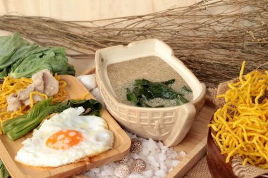 Domuz eti ve et suyunu - kızarmış şehriye Çin yemeği.