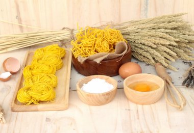 Sarı şehriye yumurta ve buğday unu ile yapma.