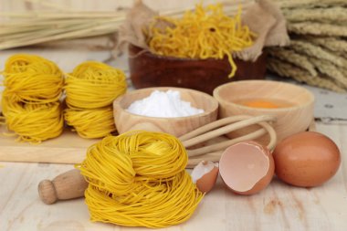 Sarı şehriye yumurta ve buğday unu ile yapma.