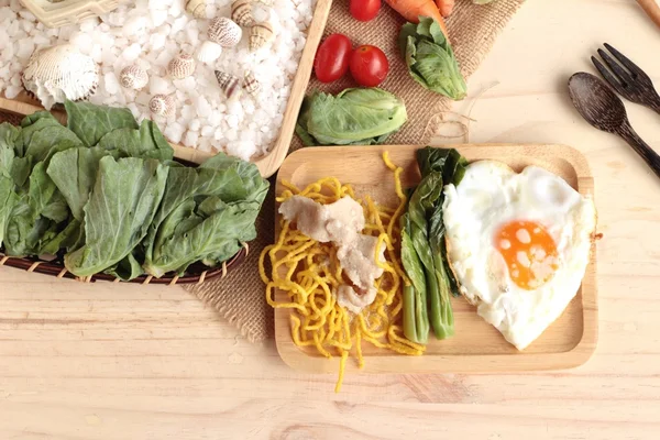 Fideos fritos de cerdo y salsa - comida china . — Foto de Stock