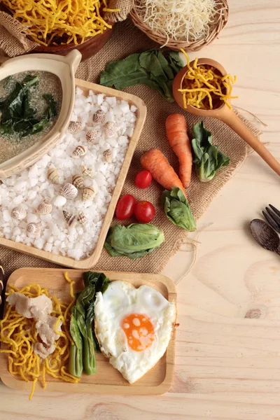 Macarrão frito de porco e molho - comida chinesa . — Fotografia de Stock