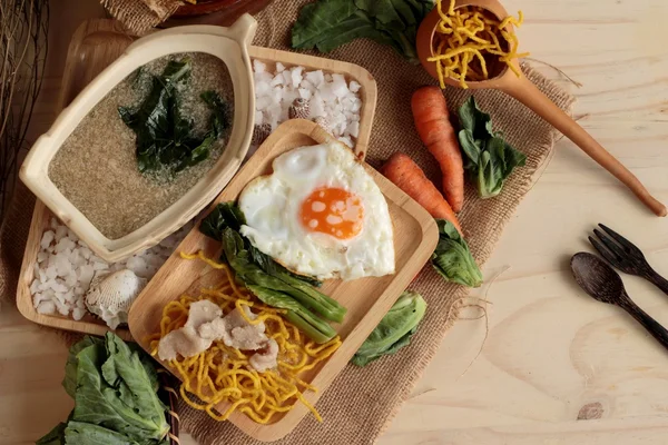 Fideos fritos de cerdo y salsa - comida china . — Foto de Stock