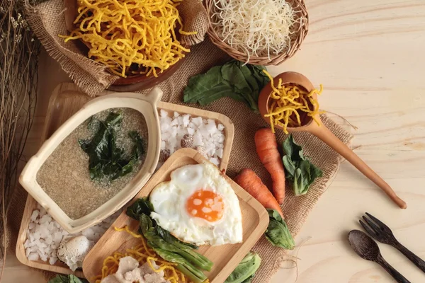 Macarrão frito de porco e molho - comida chinesa . — Fotografia de Stock