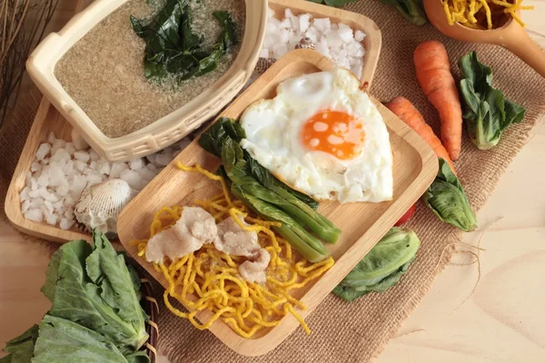 Fideos fritos de cerdo y salsa - comida china . — Foto de Stock