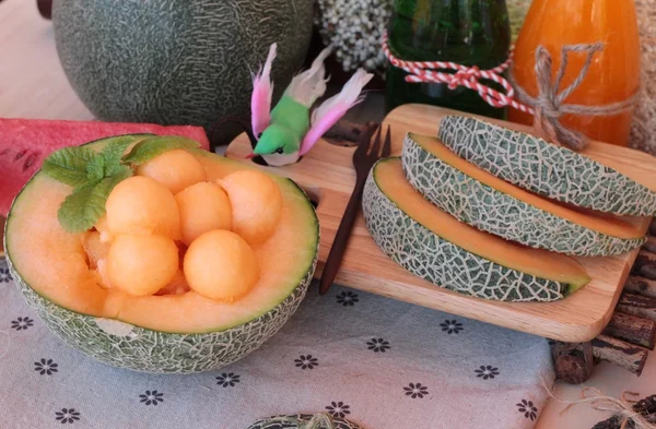 Laranja melão melão melão suculento no fundo de madeira . — Fotografia de Stock